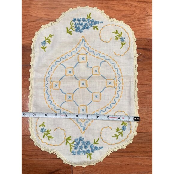 Vintage Embroidered Linen Doily with Floral Design & Crochet Edging 10x16 - Picture 6 of 10